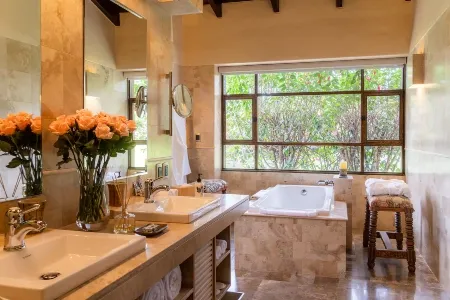 4N Sol Y Luna Bathroom_converted