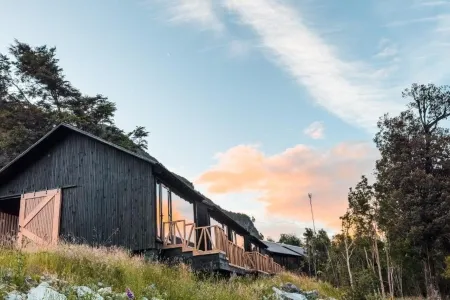 Tawa Lodge outside mountains_converted