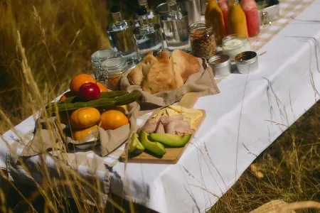 Tinajani Tented Camp Excursiones y Actividades lunch set up_converted