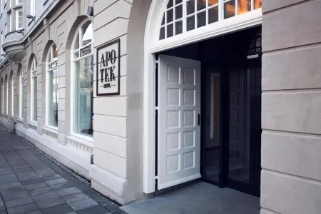 Apotek 1 Outside the hotel_converted