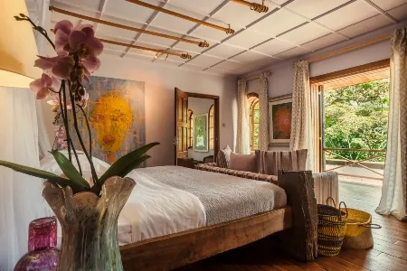 Hemingways 1 room_converted