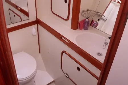 Vera Boat 5 Bathroom_converted